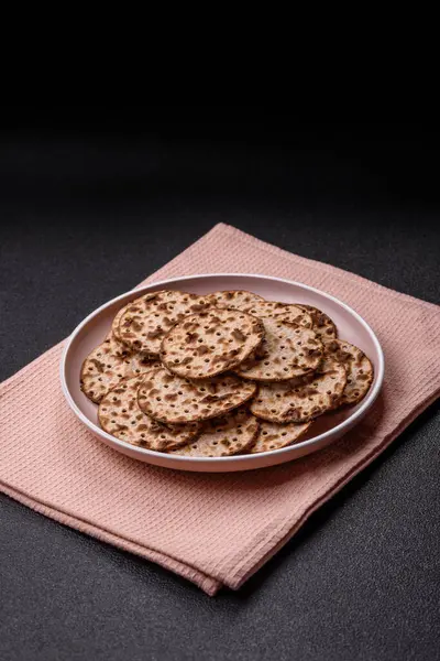 Yahudi bayramı için buğday ekmeği. Kaşer ince buğday hamurlu ekmek.