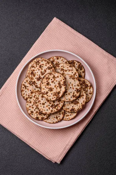 Yahudi bayramı için buğday ekmeği. Kaşer ince buğday hamurlu ekmek.