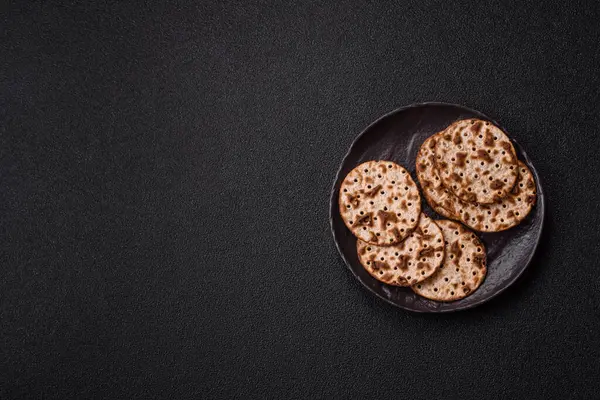 Yahudi bayramı için buğday ekmeği. Kaşer ince buğday hamurlu ekmek.