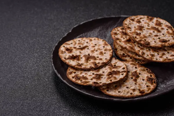 Yahudi bayramı için buğday ekmeği. Kaşer ince buğday hamurlu ekmek.