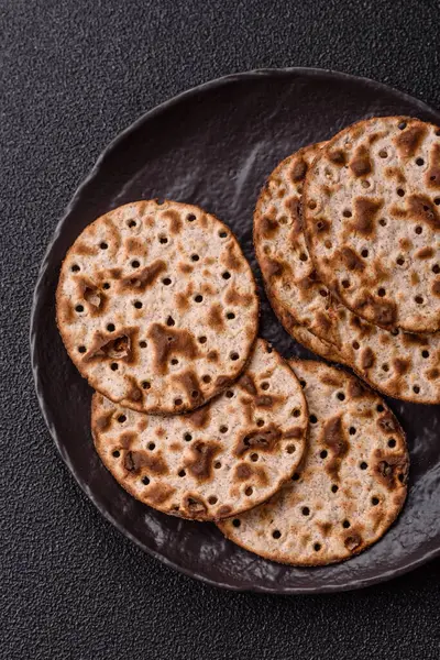 Yahudi bayramı için buğday ekmeği. Kaşer ince buğday hamurlu ekmek.