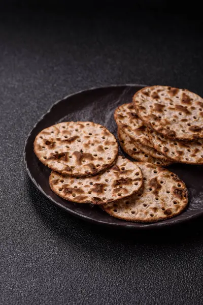 Yahudi bayramı için buğday ekmeği. Kaşer ince buğday hamurlu ekmek.