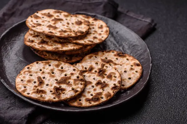 Yahudi bayramı için buğday ekmeği. Kaşer ince buğday hamurlu ekmek.