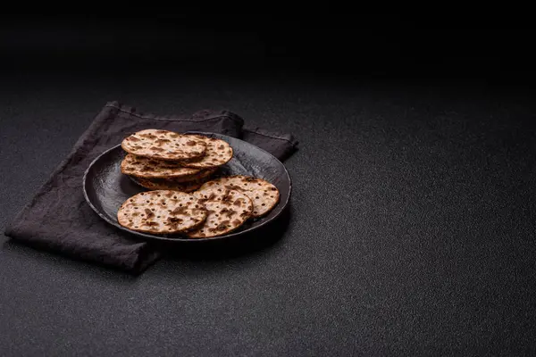 Yahudi bayramı için buğday ekmeği. Kaşer ince buğday hamurlu ekmek.