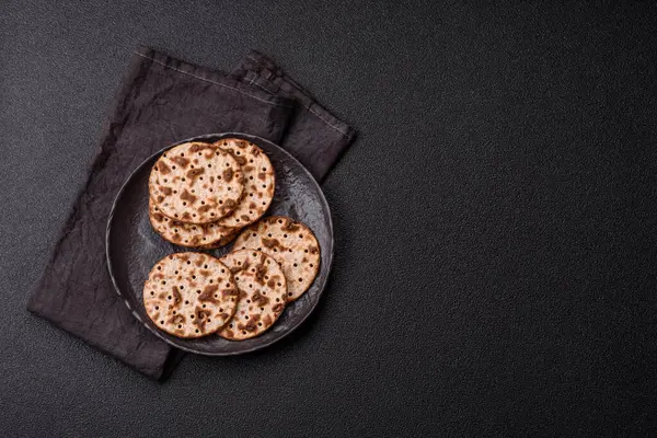 Yahudi bayramı için buğday ekmeği. Kaşer ince buğday hamurlu ekmek.