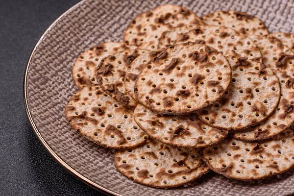 Yahudi bayramı için buğday ekmeği. Kaşer ince buğday hamurlu ekmek.