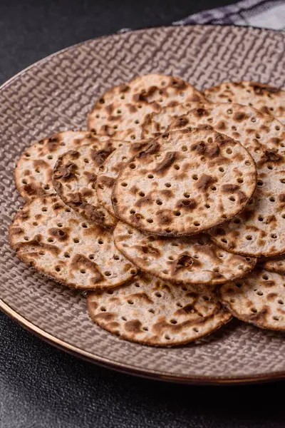 Yahudi bayramı için buğday ekmeği. Kaşer ince buğday hamurlu ekmek.