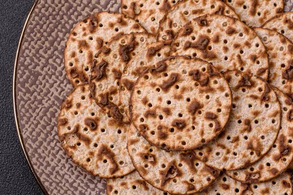 Yahudi bayramı için buğday ekmeği. Kaşer ince buğday hamurlu ekmek.