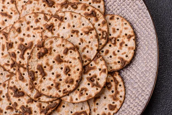 Yahudi bayramı için buğday ekmeği. Kaşer ince buğday hamurlu ekmek.