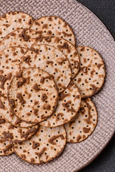 Yahudi bayramı için buğday ekmeği. Kaşer ince buğday hamurlu ekmek.