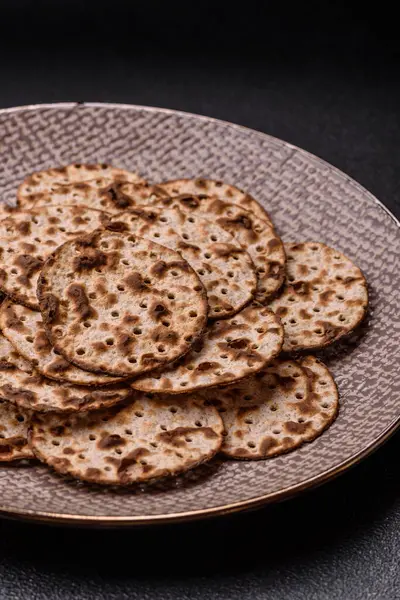 Yahudi bayramı için buğday ekmeği. Kaşer ince buğday hamurlu ekmek.