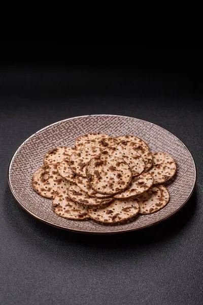 Yahudi bayramı için buğday ekmeği. Kaşer ince buğday hamurlu ekmek.