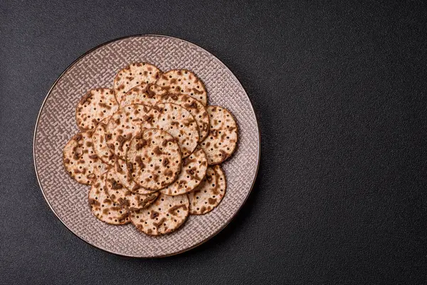 Yahudi bayramı için buğday ekmeği. Kaşer ince buğday hamurlu ekmek.