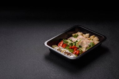 İçinde tavuk, parmesan peyniri, domates, kızarmış ekmek, marul yaprağı, keten tohumu, ayçiçeği ve susam tohumları olan bir kâse dolusu sezar salatası.