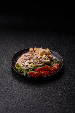İçinde tavuk, parmesan peyniri, domates, kızarmış ekmek, marul yaprağı, keten tohumu, ayçiçeği ve susam tohumları olan bir kâse dolusu sezar salatası.