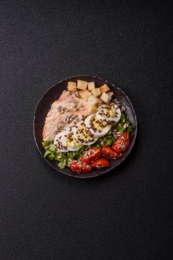 İçinde tavuk, parmesan peyniri, domates, kızarmış ekmek, marul yaprağı, keten tohumu, ayçiçeği ve susam tohumları olan bir kâse dolusu sezar salatası.