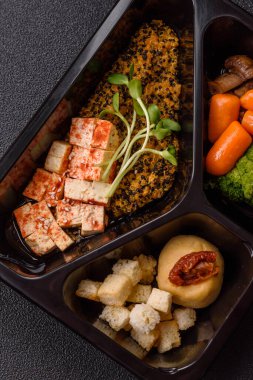 Tofulu yemek kasesi, kinoa, brokoli ve havuç, mikroyeşiller, keten ve ayçiçeği tohumları.