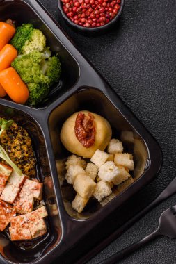 Tofulu yemek kasesi, kinoa, brokoli ve havuç, mikroyeşiller, keten ve ayçiçeği tohumları.