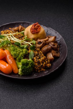 Tofulu yemek kasesi, kinoa, brokoli ve havuç, mikroyeşiller, keten ve ayçiçeği tohumları.