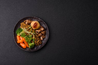 Tofulu yemek kasesi, kinoa, brokoli ve havuç, mikroyeşiller, keten ve ayçiçeği tohumları.