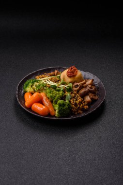 Tofulu yemek kasesi, kinoa, brokoli ve havuç, mikroyeşiller, keten ve ayçiçeği tohumları.