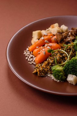 Tofulu yemek kasesi, kinoa, brokoli ve havuç, mikroyeşiller, keten ve ayçiçeği tohumları.