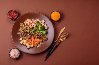 Tofulu yemek kasesi, kinoa, brokoli ve havuç, mikroyeşiller, keten ve ayçiçeği tohumları.