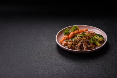 Tofulu yemek kasesi, kinoa, brokoli ve havuç, mikroyeşiller, keten ve ayçiçeği tohumları.