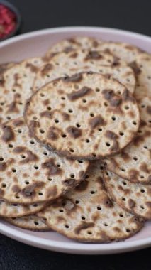 Yahudi bayramı için buğday ekmeği. Kaşer ince buğday hamurlu ekmek.