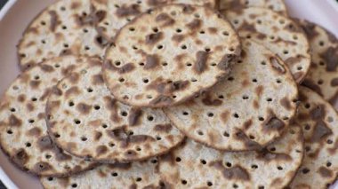 Yahudi bayramı için buğday ekmeği. Kaşer ince buğday hamurlu ekmek.