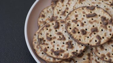 Yahudi bayramı için buğday ekmeği. Kaşer ince buğday hamurlu ekmek.