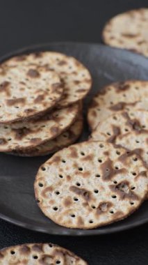 Yahudi bayramı için buğday ekmeği. Kaşer ince buğday hamurlu ekmek.