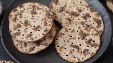 Yahudi bayramı için buğday ekmeği. Kaşer ince buğday hamurlu ekmek.