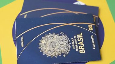 Brezilya pasaportu, Brezilya bayrağının arka planına karşı. Seyahat ve iş belgesi
