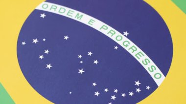 Brezilya pasaportu, Brezilya bayrağının arka planına karşı. Seyahat ve iş belgesi