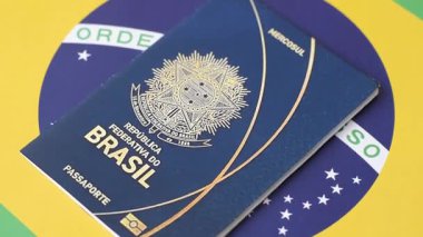 Brezilya pasaportu, Brezilya bayrağının arka planına karşı. Seyahat ve iş belgesi