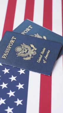 Amerikan pasaportu, Amerikan bayrağının arka planına karşı. Seyahat ve iş belgesi