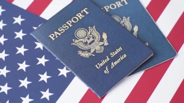 Amerikan pasaportu, Amerikan bayrağının arka planına karşı. Seyahat ve iş belgesi