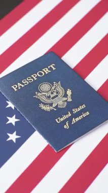 Amerikan pasaportu, Amerikan bayrağının arka planına karşı. Seyahat ve iş belgesi