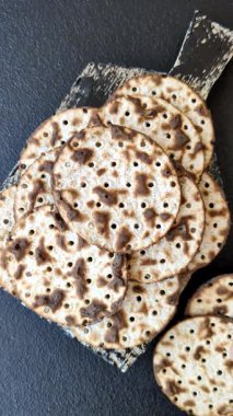 Yahudi bayramı için buğday ekmeği. Kaşer ince buğday hamurlu ekmek.