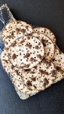 Yahudi bayramı için buğday ekmeği. Kaşer ince buğday hamurlu ekmek.