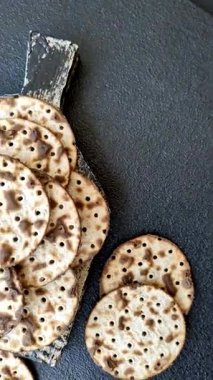 Yahudi bayramı için buğday ekmeği. Kaşer ince buğday hamurlu ekmek.