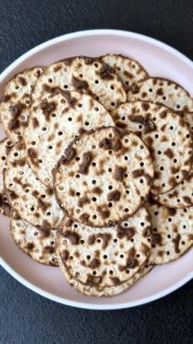 Yahudi bayramı için buğday ekmeği. Kaşer ince buğday hamurlu ekmek.