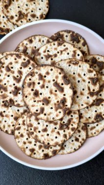 Yahudi bayramı için buğday ekmeği. Kaşer ince buğday hamurlu ekmek.