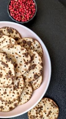 Yahudi bayramı için buğday ekmeği. Kaşer ince buğday hamurlu ekmek.