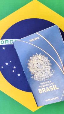 Brezilya pasaportu, Brezilya bayrağının arka planına karşı. Seyahat ve iş belgesi
