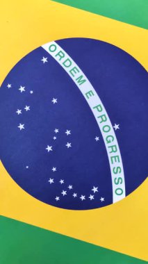 Brezilya pasaportu, Brezilya bayrağının arka planına karşı. Seyahat ve iş belgesi