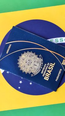 Brezilya pasaportu, Brezilya bayrağının arka planına karşı. Seyahat ve iş belgesi