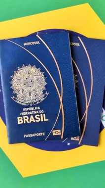 Brezilya pasaportu, Brezilya bayrağının arka planına karşı. Seyahat ve iş belgesi