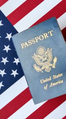 Amerikan pasaportu, Amerikan bayrağının arka planına karşı. Seyahat ve iş belgesi